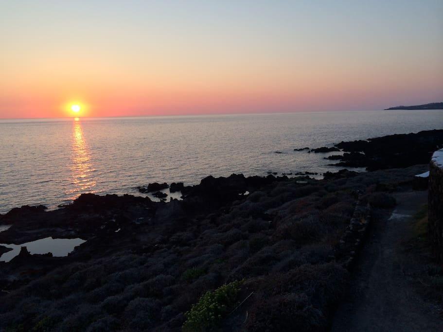 Sundown from the back garden of the house.IL TRAMONTO DAL PATIO DELLA CASA