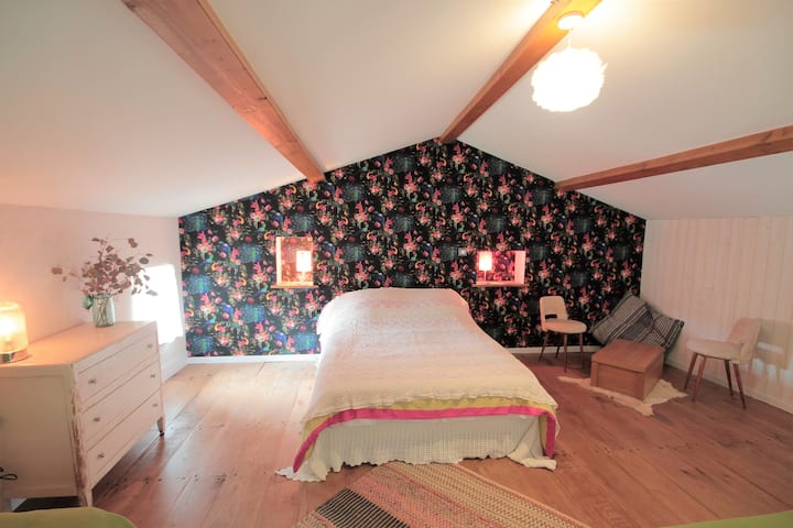 Eneo la kulala liko kwenye mezzanine. Ina kitanda cha watu wawili na vitanda viwili vya mtu mmoja. Kabati la kujipambia linapatikana ili kuhifadhi vitu vyako. 