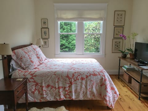 Sunny private studio, walk to the University