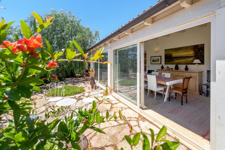 Villa Salentina tra gli ulivi a due passi dal mare