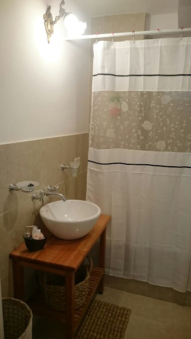 baño con bañera.