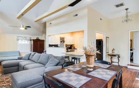 Secluded Cozy Cottage in Historic Downtown