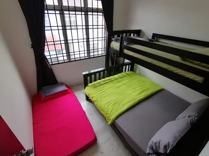 Საძინებელი 3-4pax ‑ ით Aircon ‑ ით.