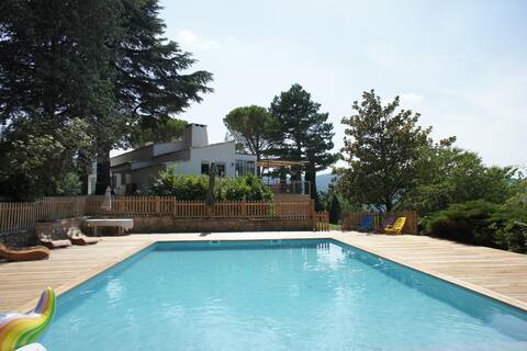 Provencal farmhouse with swimming pool, village pedestrian access