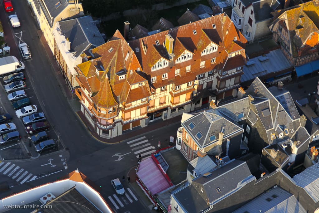 La résidence vue du ciel
Rue à gauche
menant à la mer 30 mètres ...
L'arrière du Casino d'Etretat en bas à gauche de la photo