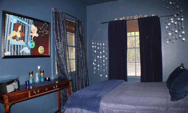 غرفة نوم خاصة حالمة متصلة بالمطبخ