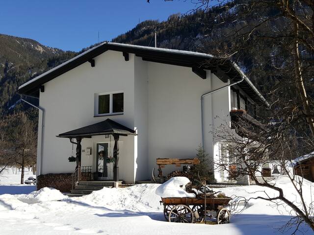 Guest room –  Walk-in shower with mountain view