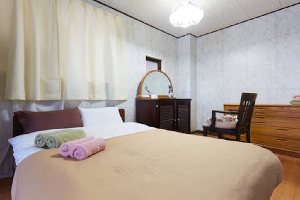 Main Bed Room With dresser. 主寝室とドレッサー