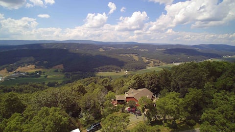 4 bedroom mountaintop home w/ views + HOT TUB