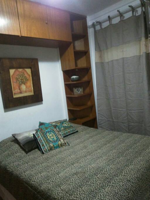 Quarto com cama de casal