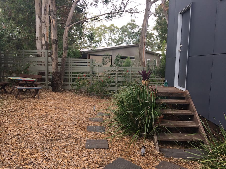 Entry to studio & outdoor space. Sunny in the morning to relax & enjoy a cuppa or breaky.