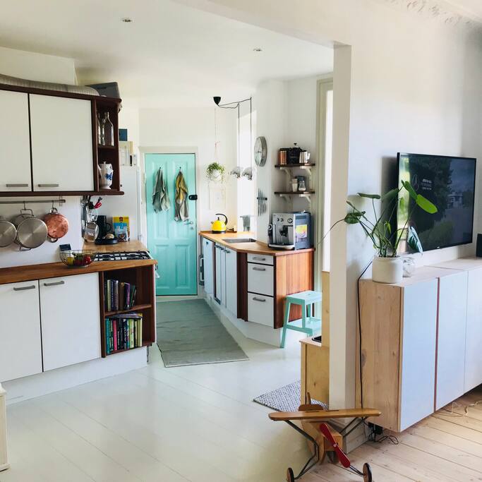 Bright and spacious kitchen with espresso machine and dishwasher ☕️