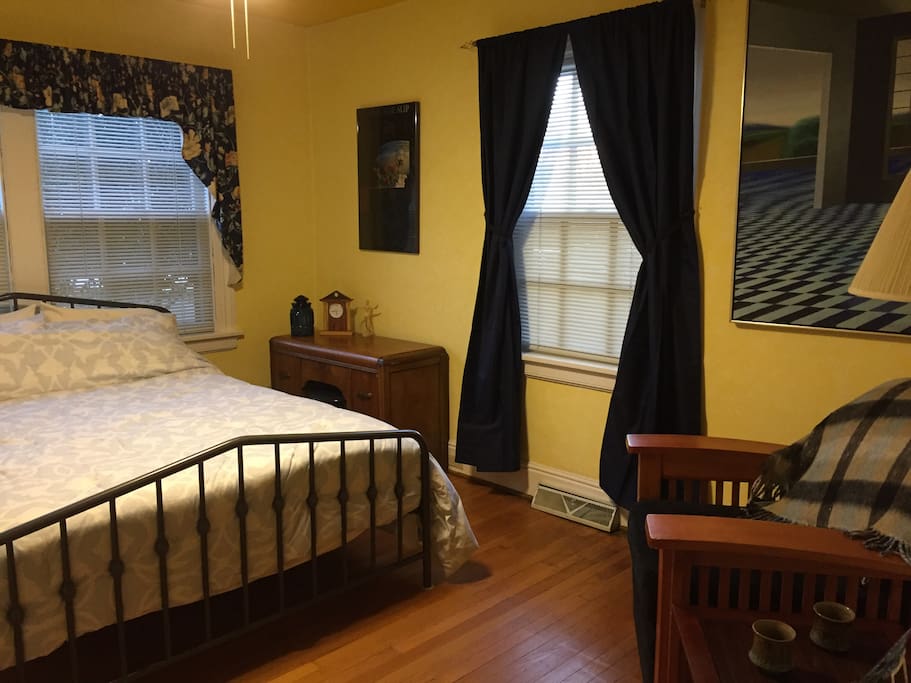 Antiques, art and ambiance keep you company in this relaxing and quiet room.