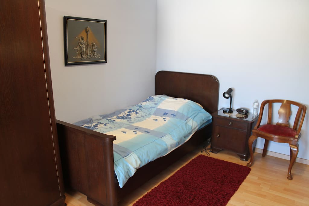 Bett und Nachttisch / bed and bed table