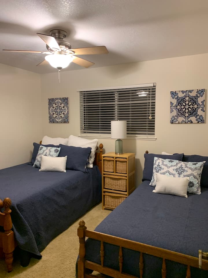 Dhomë gjumi 3 lart me një krevat dopio të plotë dhe me dy krevate. 