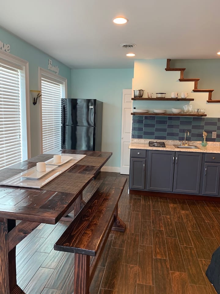 Friji kubwa na stoo ya chakula 
