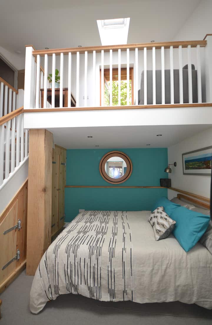 Dormitorio con amplio almacenamiento /conexión USB con acceso al "loft de heno".