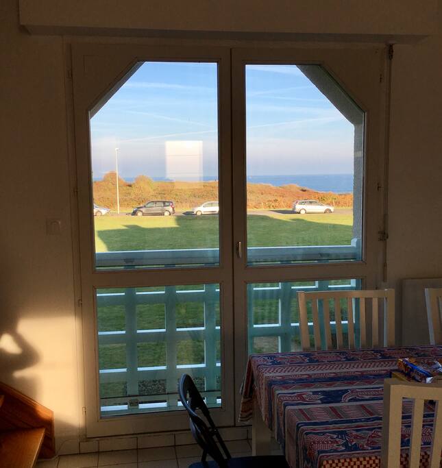 Fenêtre du séjour avec vue sur mer. Table 8 personnes.