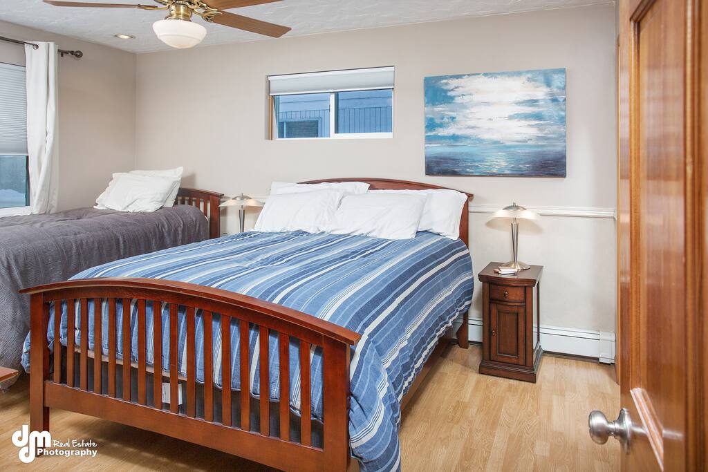 Master Suite, with private bath & walk-in closet, DeHavilland Room