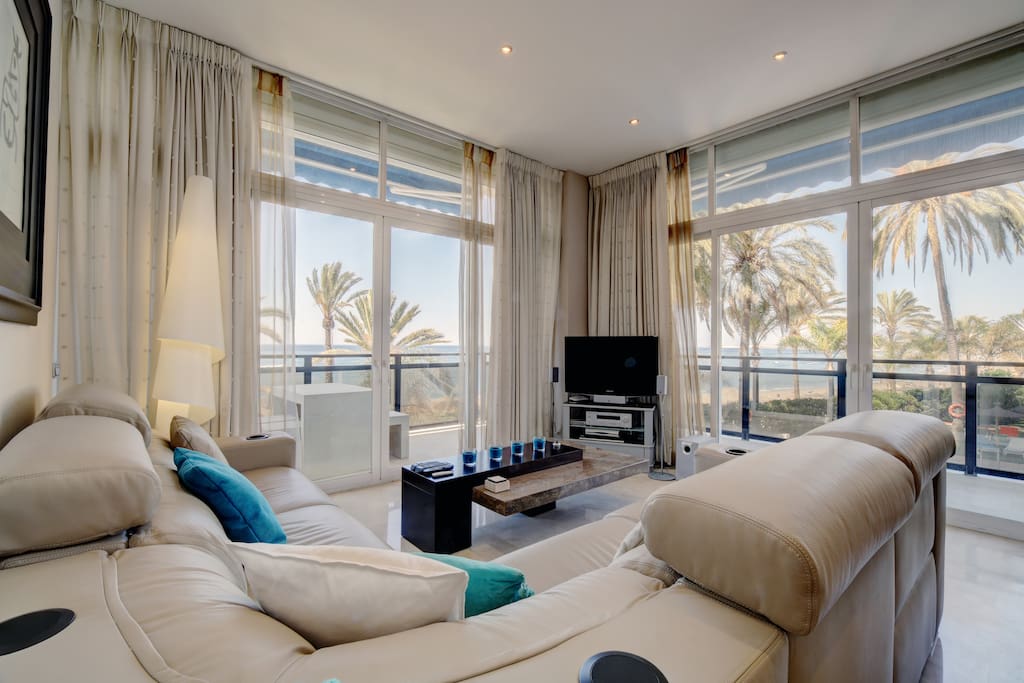 LOUNGE AREA