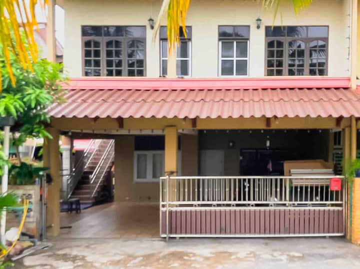 SHIMA GUESTHOUSE TK AirporttoBeach Gateway Houses for Rent in