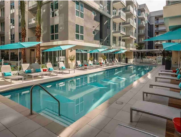 Modern 2BR w/gym, pool, parking, hot tube