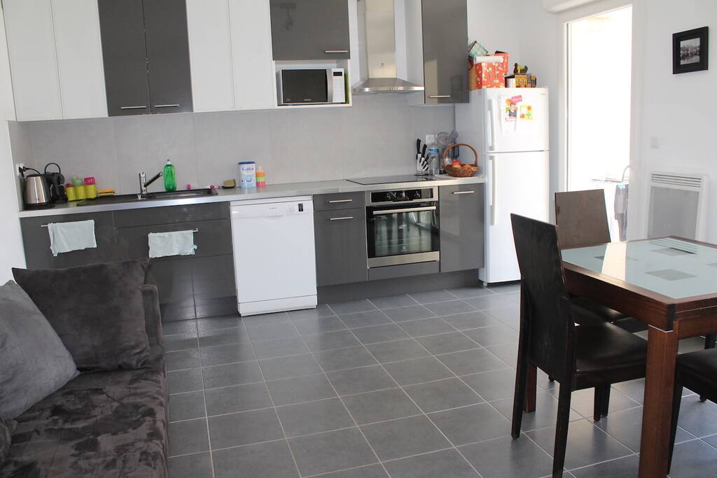 Salon avec sa cuisine équipée