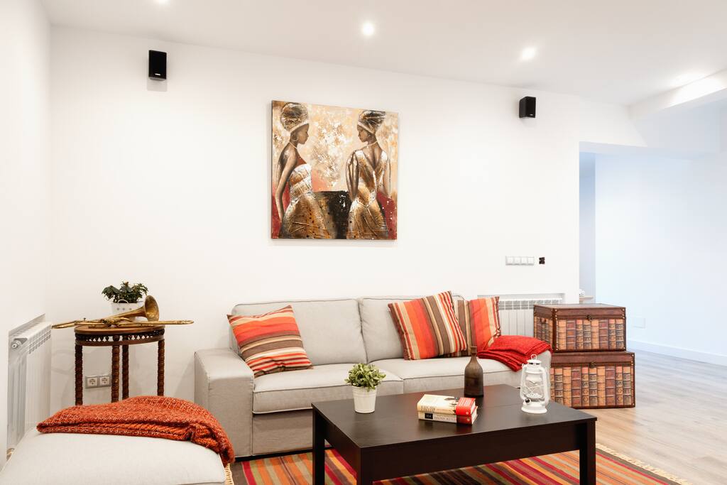 Amplio salon, con surround system