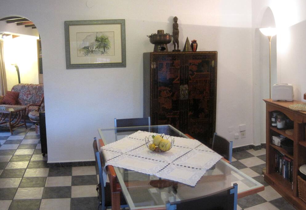 el comedor se encuentra entre el salón y la cocina