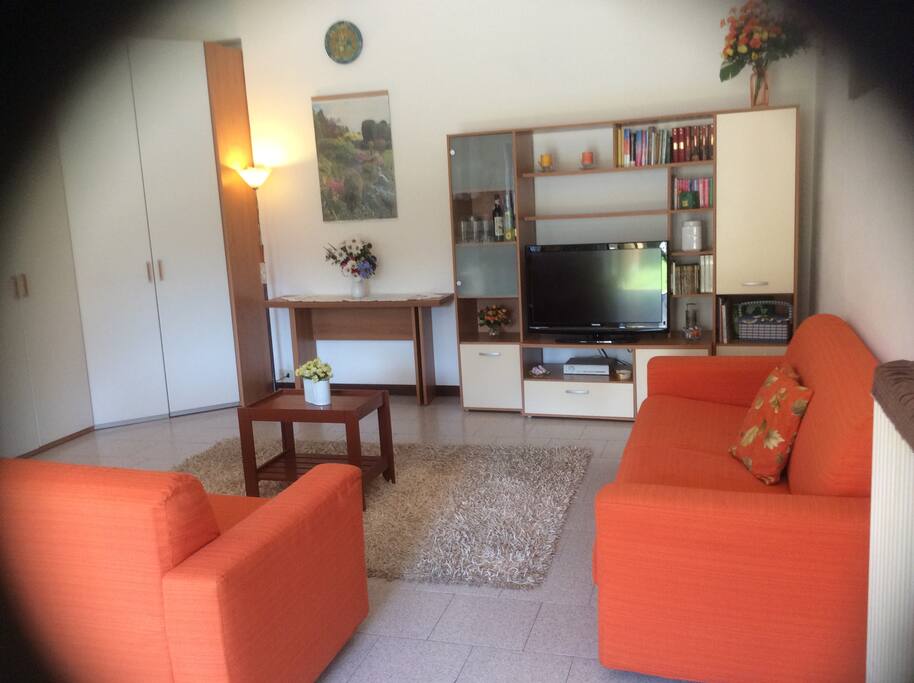 Sala con due divani letto matrimoniali