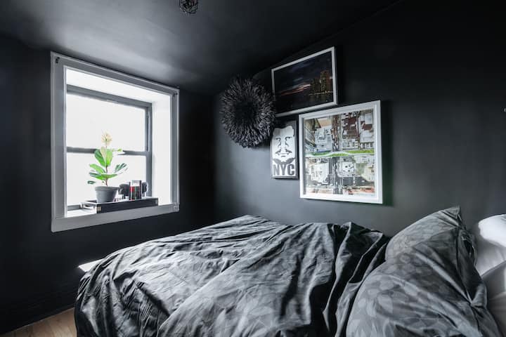 Posuvné dvere stodoly odhaľujú celý čierny spací kútik s plnohodnotnou posteľou.  Umožňuje vám uvoľniť sa, akoby ste boli vo hviezdach. 