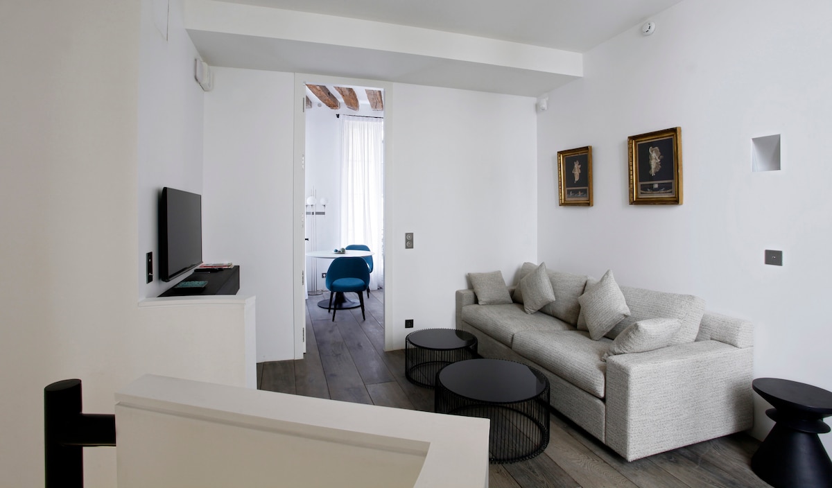 Annonce Airbnb populaire: Parisian quiet luxury in Renaissance townhouse à Paris