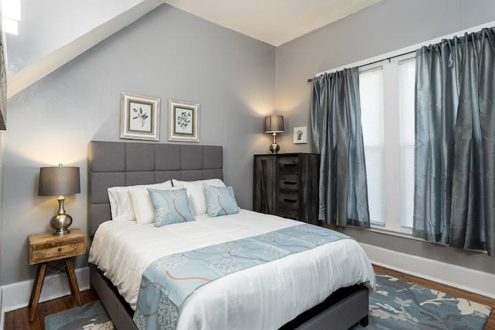 标准双人床卧室