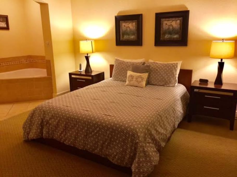 MASTER BEDROOM WITH JACUZZI