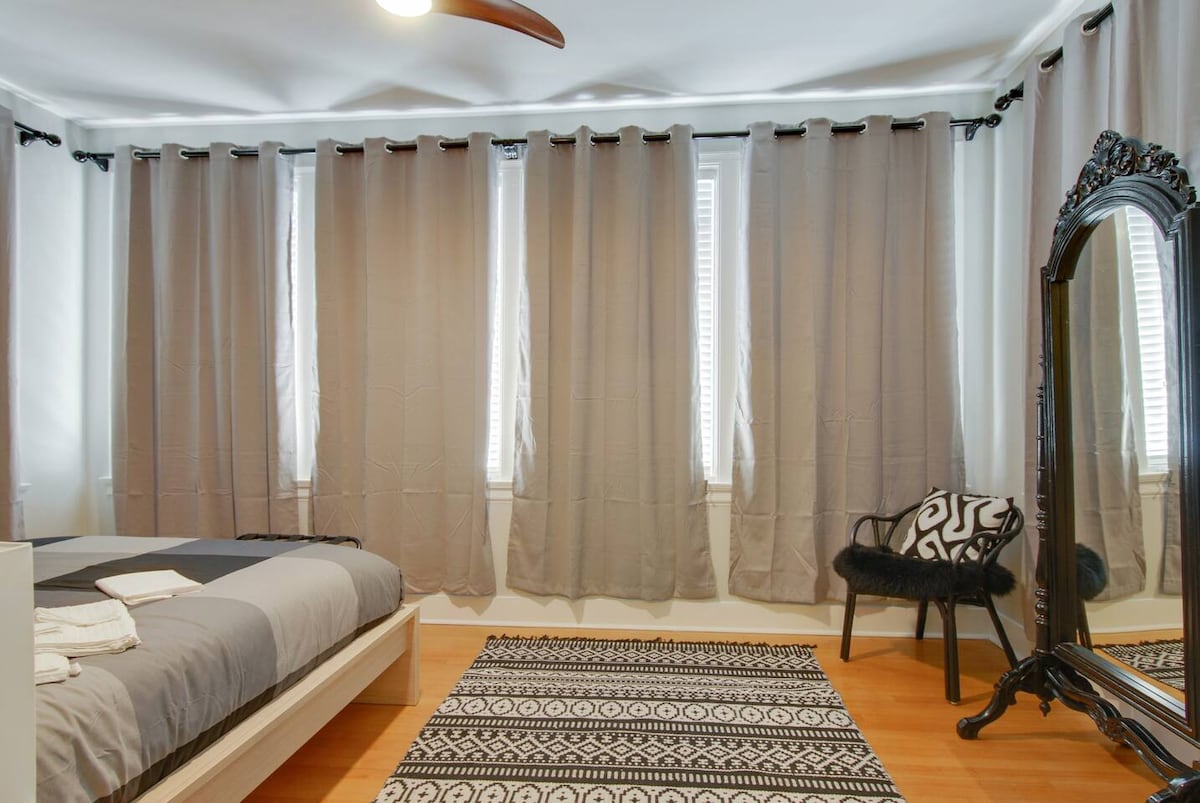 Chambre 4. Lit queen size.  (Non illustré : Roku TV et climatiseur dédié à la fenêtre.)