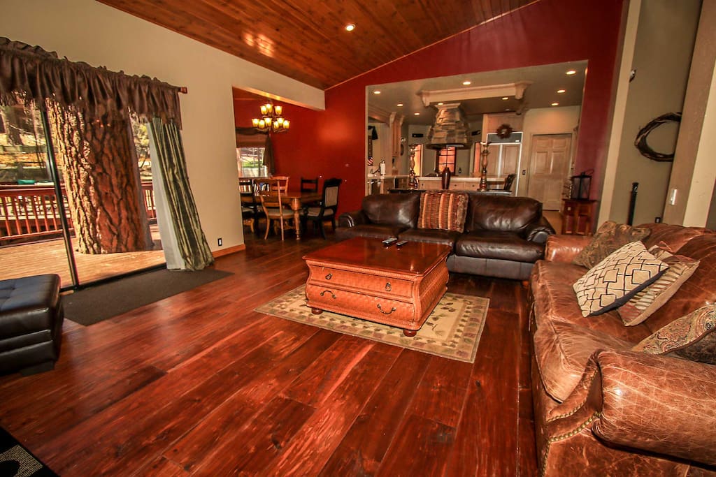 Couch,Furniture,Dining Room,Indoors,Room