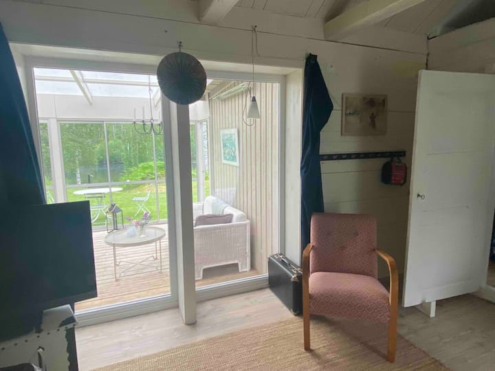 Pohľad z obývacej izby smerom k vonkajšiemu priestoru, rieke a saune.