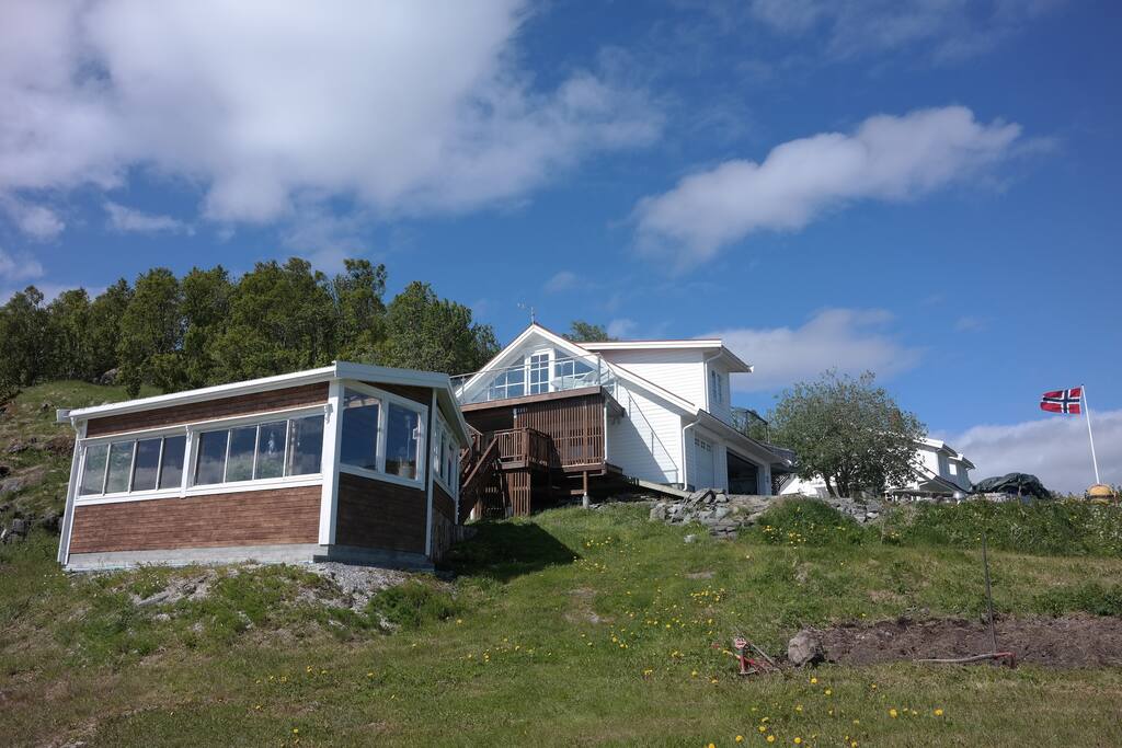 Here you see the apartment on top of the garage, the main house in the background.