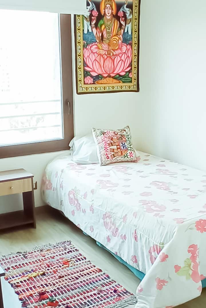 Cama Plaza 1/2, Smart TV 49"