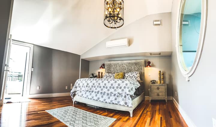 סוויטת הורים עם גישה למרפסת וחדר רחצה צמוד וחדר כביסה