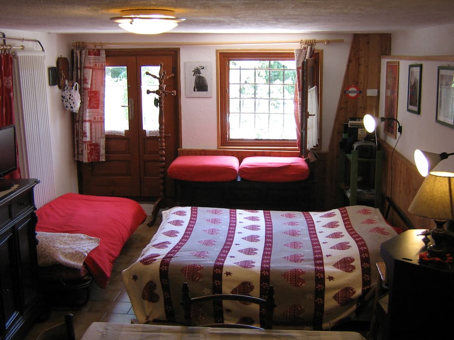 divano letto e letto singolo a doghe