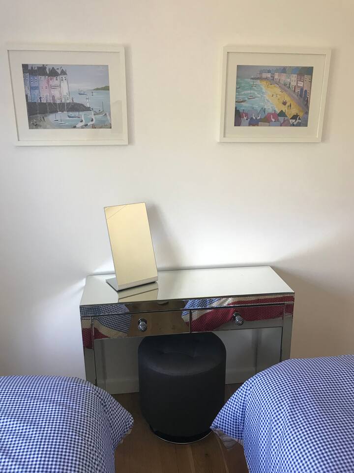 Anche la seconda camera da letto ha un tavolino