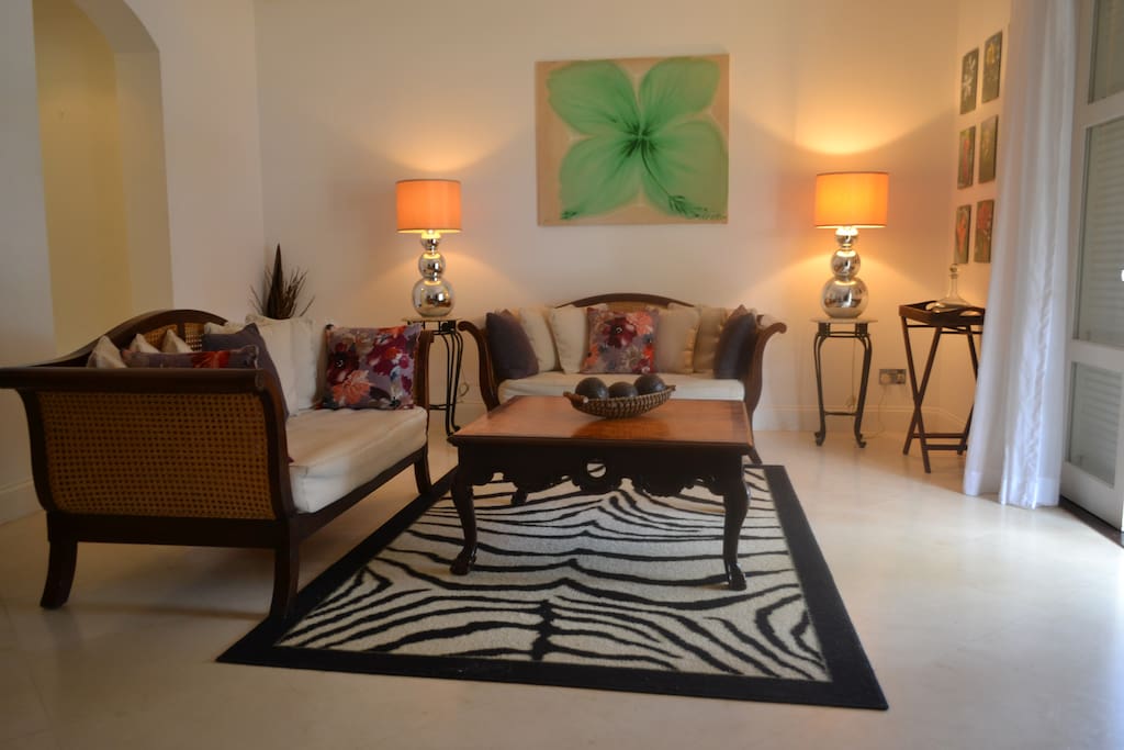 The beautifully furnished sitting room