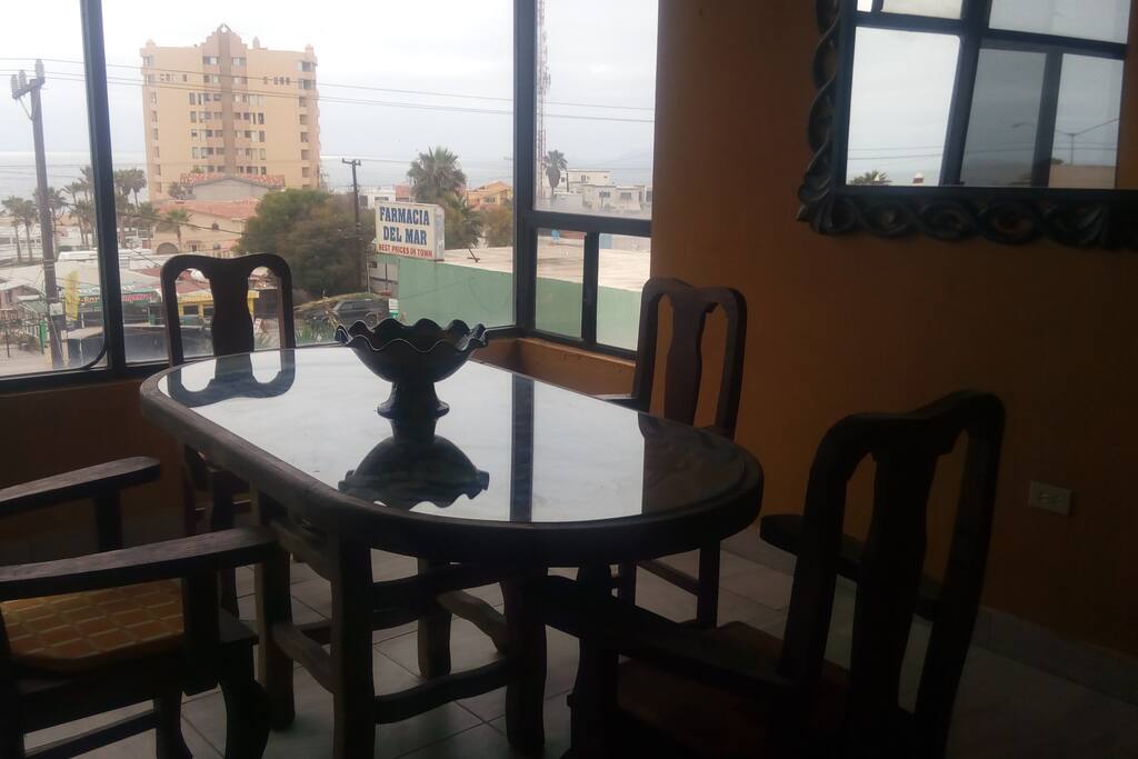 Comedor sencillo con vista al mar