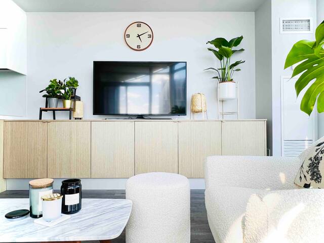 Entire Home Nearby CN Tower & Lake Ontario gallery image 2