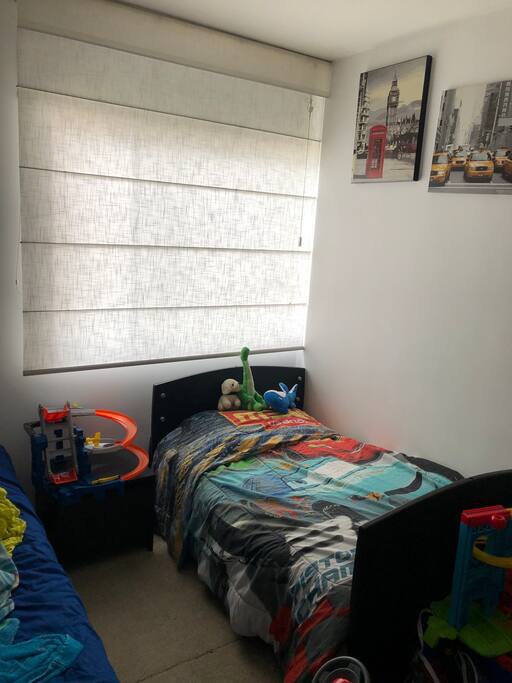 Habitación con cama individual más cama para niños