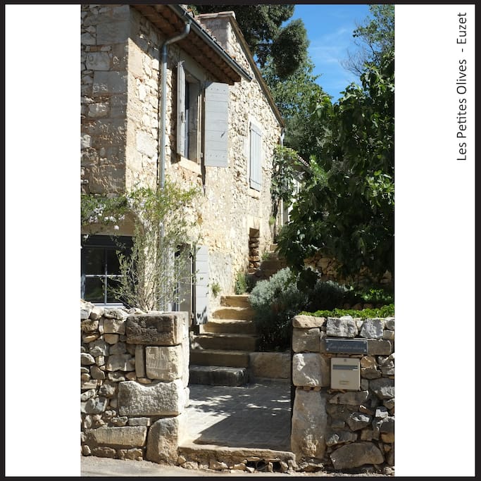L'entrée sur la courette.