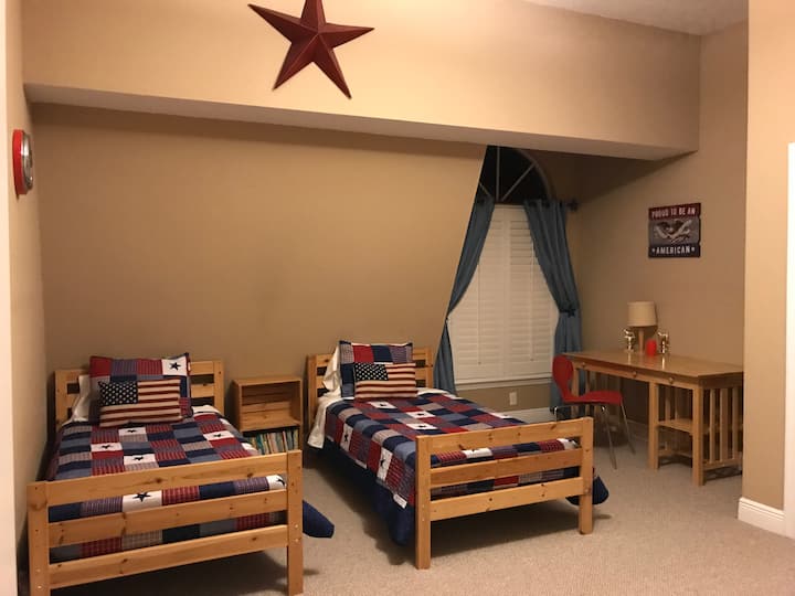 Upstairs American room/2 twin beds