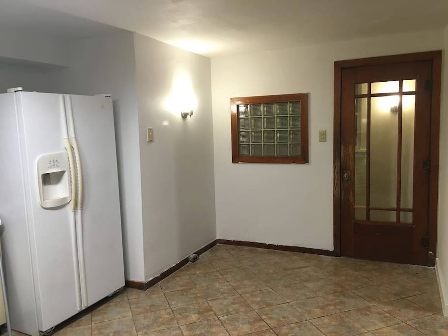 Eat-in area in kitchen)