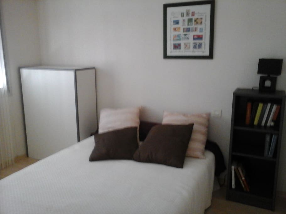 Chambre équipée d'un lit double et d'un lit d'appoint
